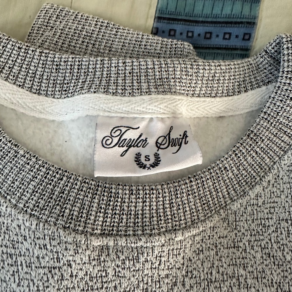 Taylor Swift Cowboy Like Me Crewneck Sweatshirt Size Small Embroidered RARE - Picture 3 of 5